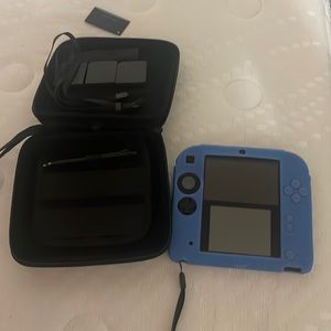 Comes with charger and is blue 2ds works good.